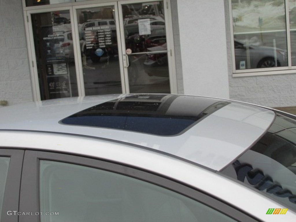 2011 Sonata SE - Radiant Silver / Gray photo #3
