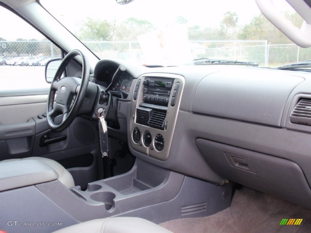 2004 Explorer XLT - Black / Medium Parchment photo #30