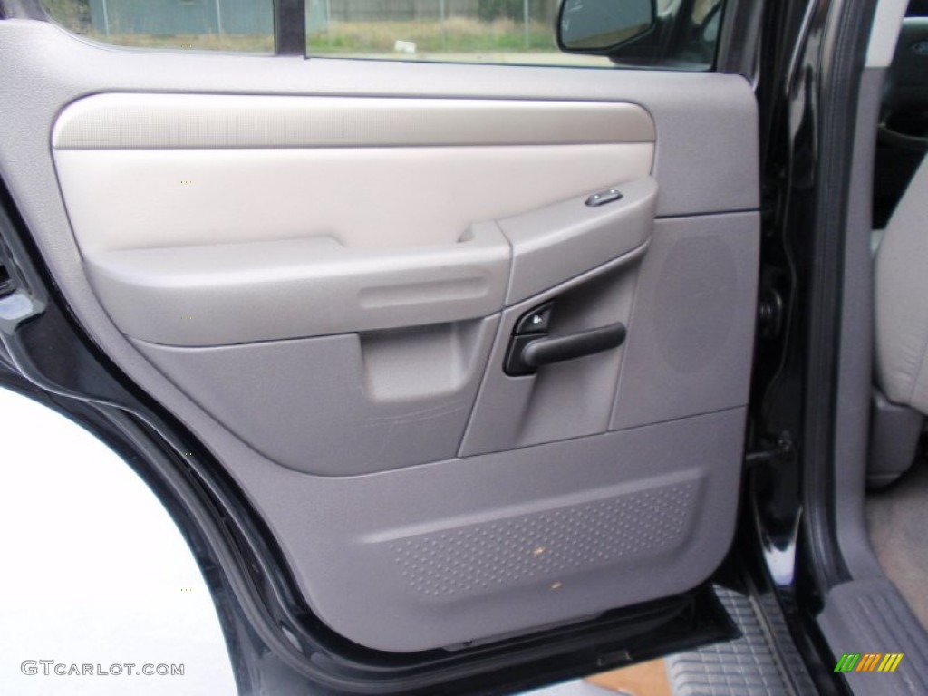 2004 Explorer XLT - Black / Medium Parchment photo #39