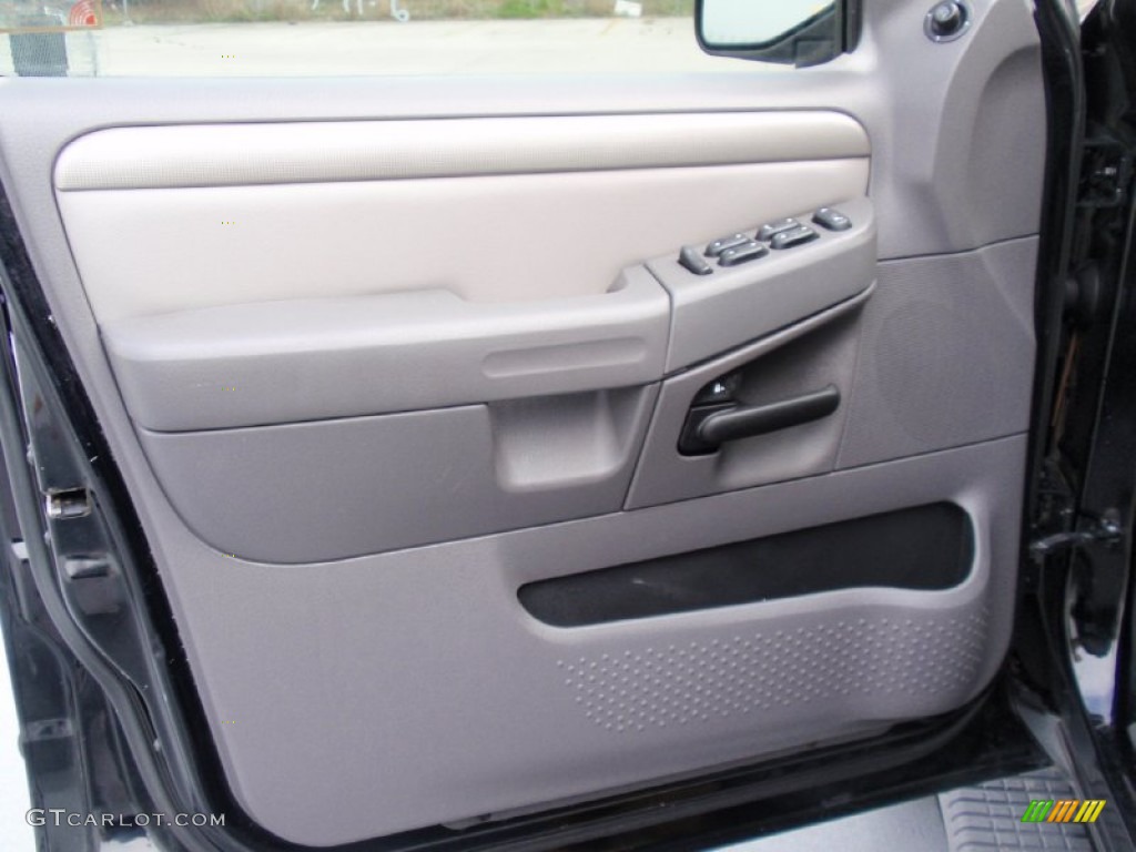 2004 Explorer XLT - Black / Medium Parchment photo #42