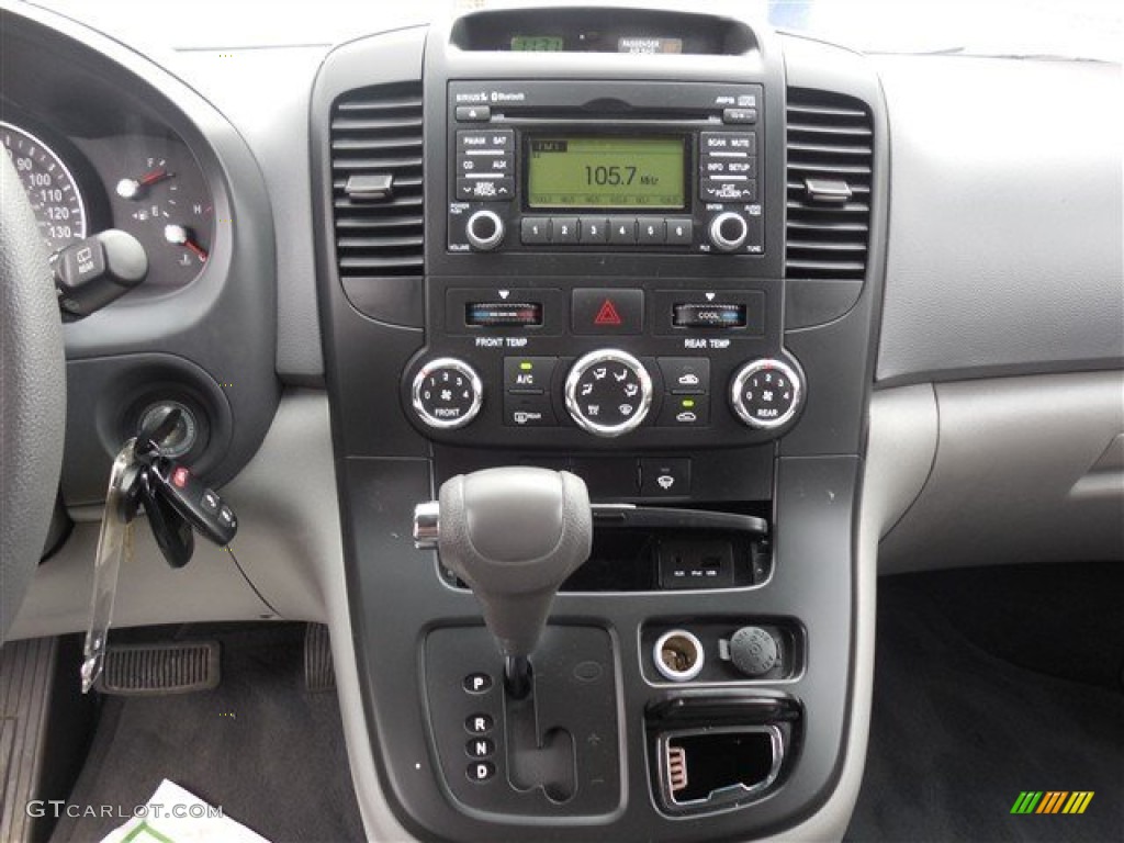 2014 Kia Sedona LX Controls Photo #90766021
