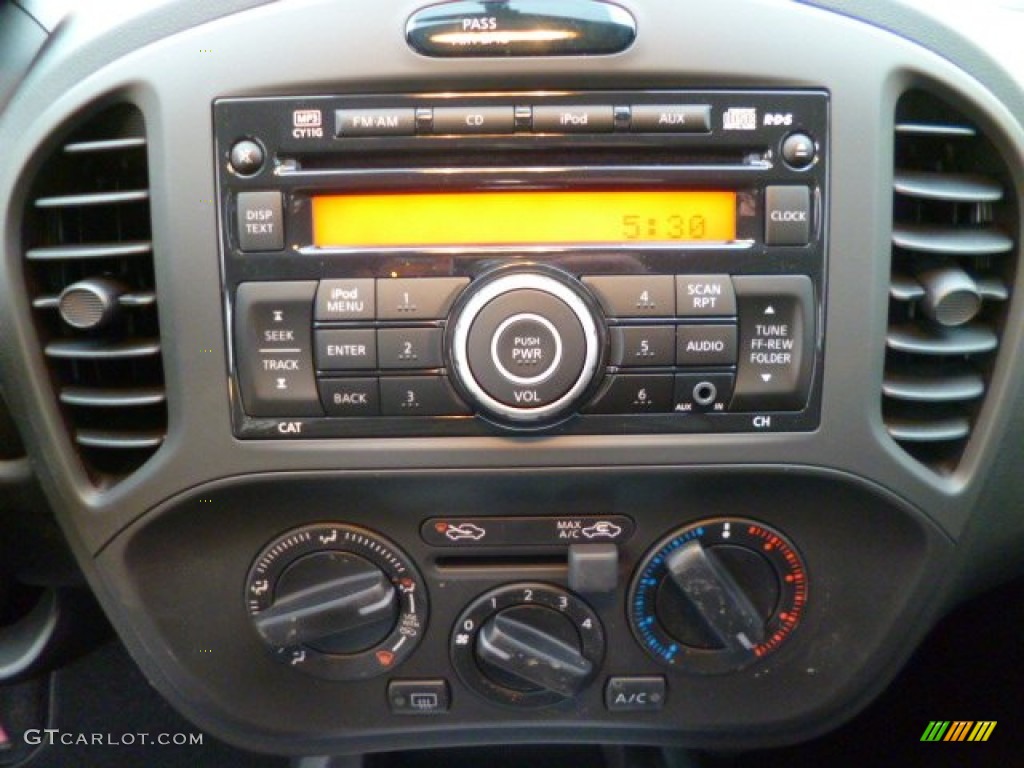 2014 Nissan Juke S AWD Controls Photo #90785003