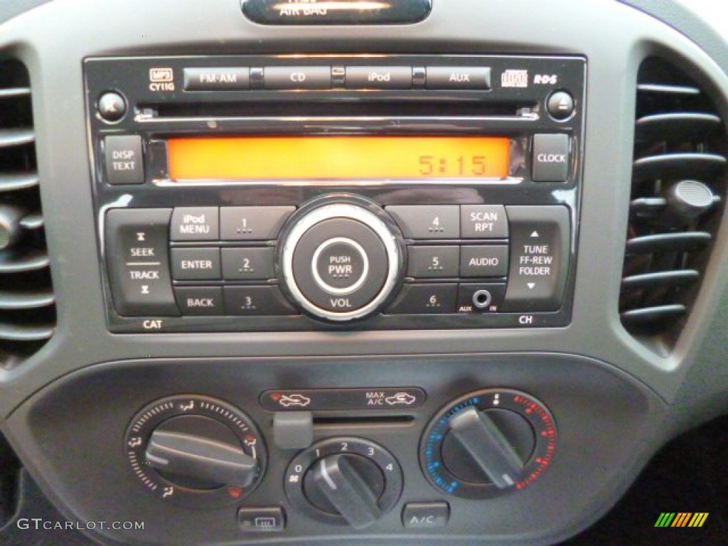 2014 Nissan Juke S AWD Controls Photo #90785198
