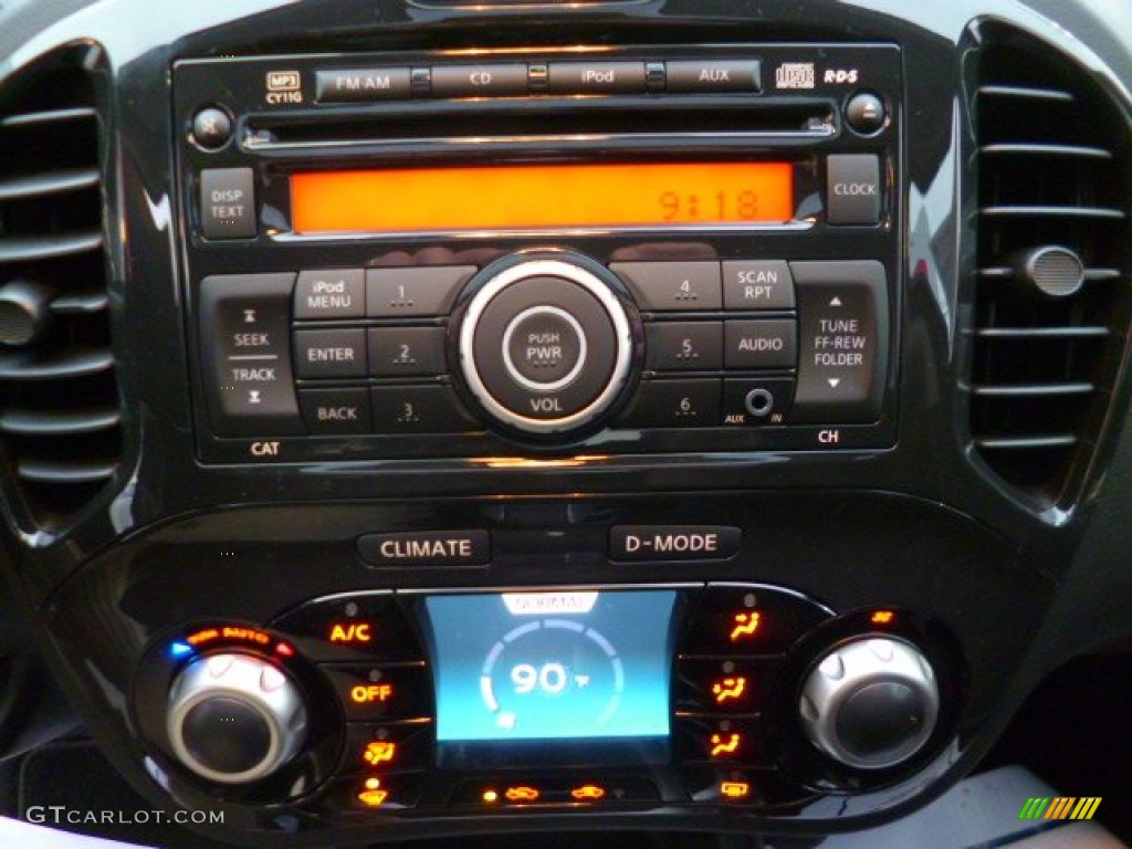 2014 Nissan Juke SV AWD Controls Photos