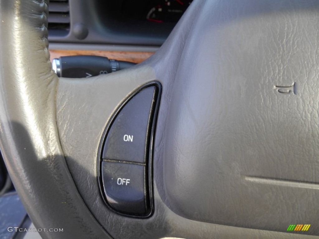 2002 Lincoln Continental Standard Continental Model Controls Photo #90808881
