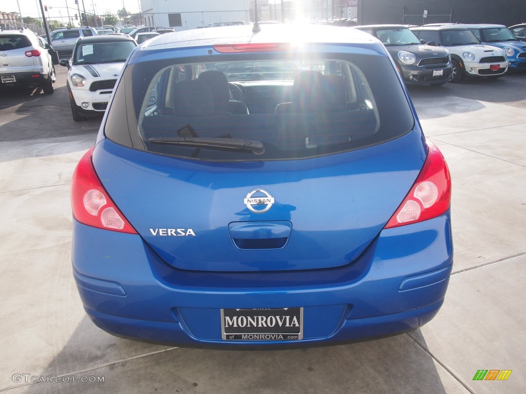 2011 Versa 1.8 S Hatchback - Metallic Blue / Charcoal photo #9