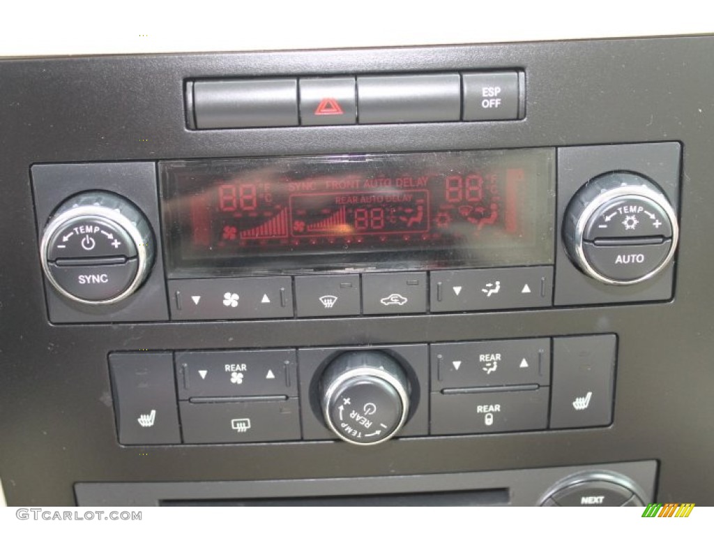 2010 Volkswagen Routan SEL Premium Controls Photo #90838114
