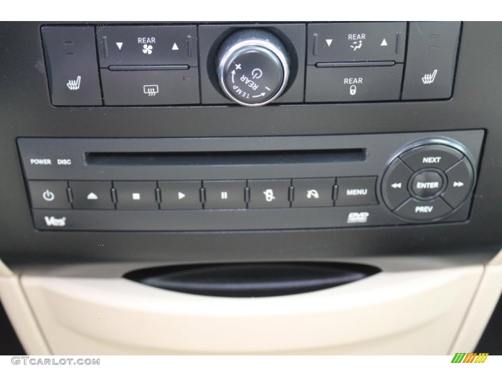 2010 Volkswagen Routan SEL Premium Controls Photos