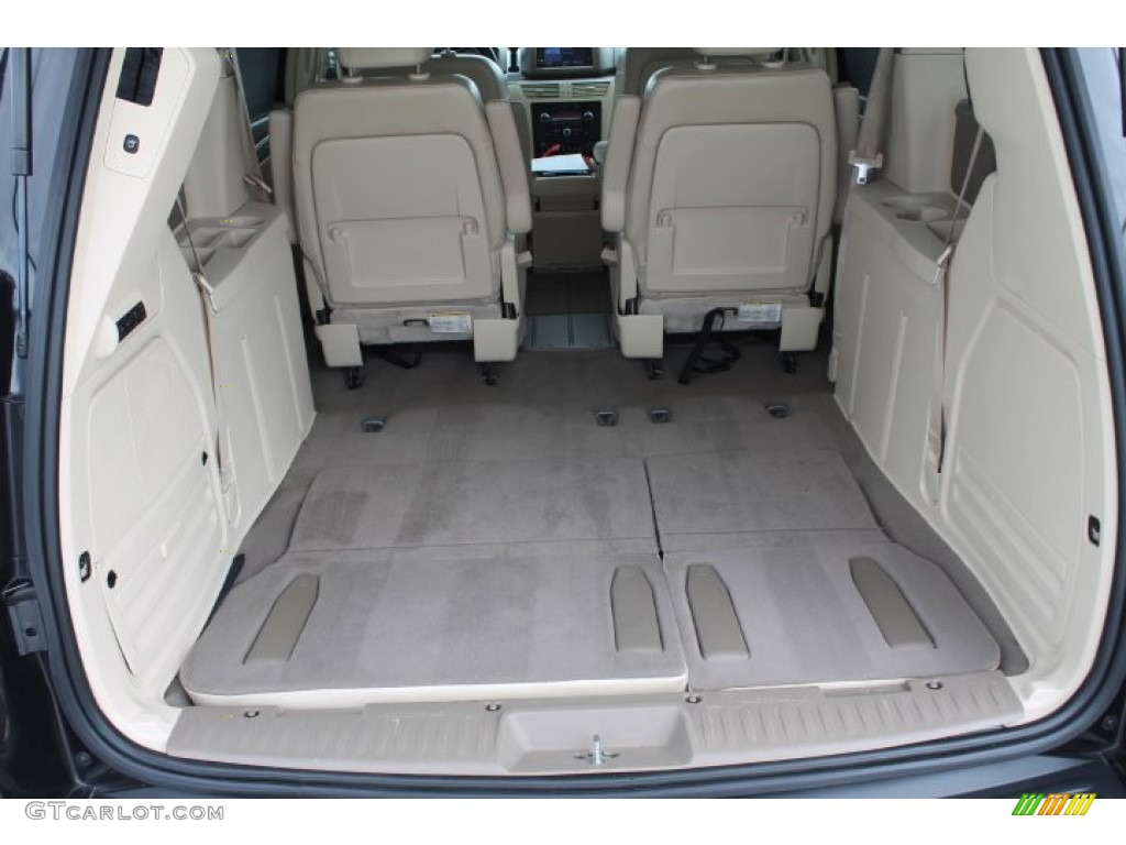 2010 Volkswagen Routan SEL Premium Trunk Photos