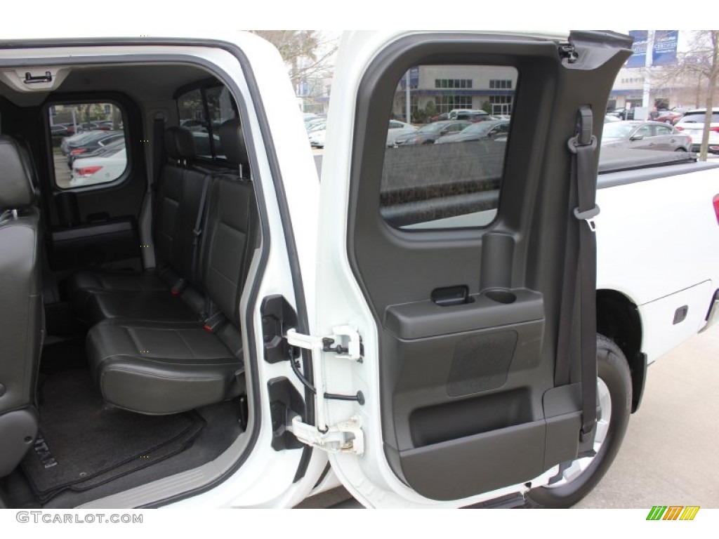 2004 Titan LE King Cab 4x4 - White / Graphite/Titanium photo #13