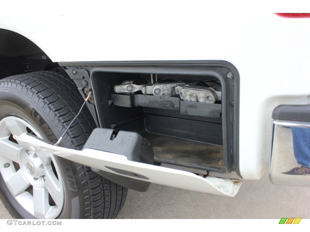2004 Titan LE King Cab 4x4 - White / Graphite/Titanium photo #14
