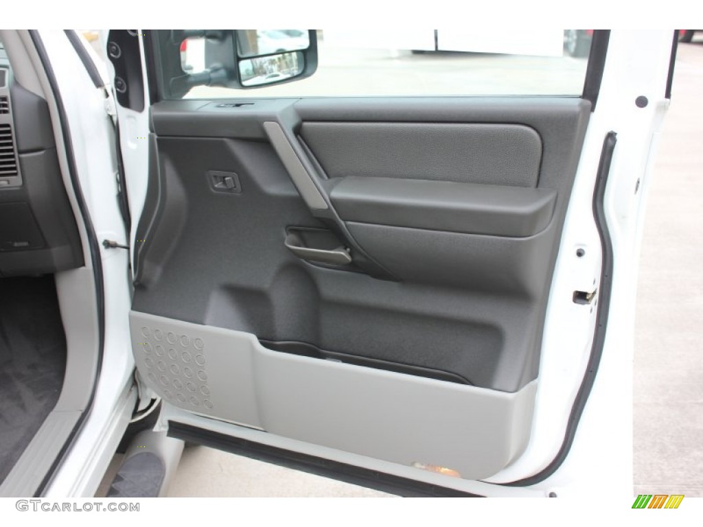 2004 Titan LE King Cab 4x4 - White / Graphite/Titanium photo #15