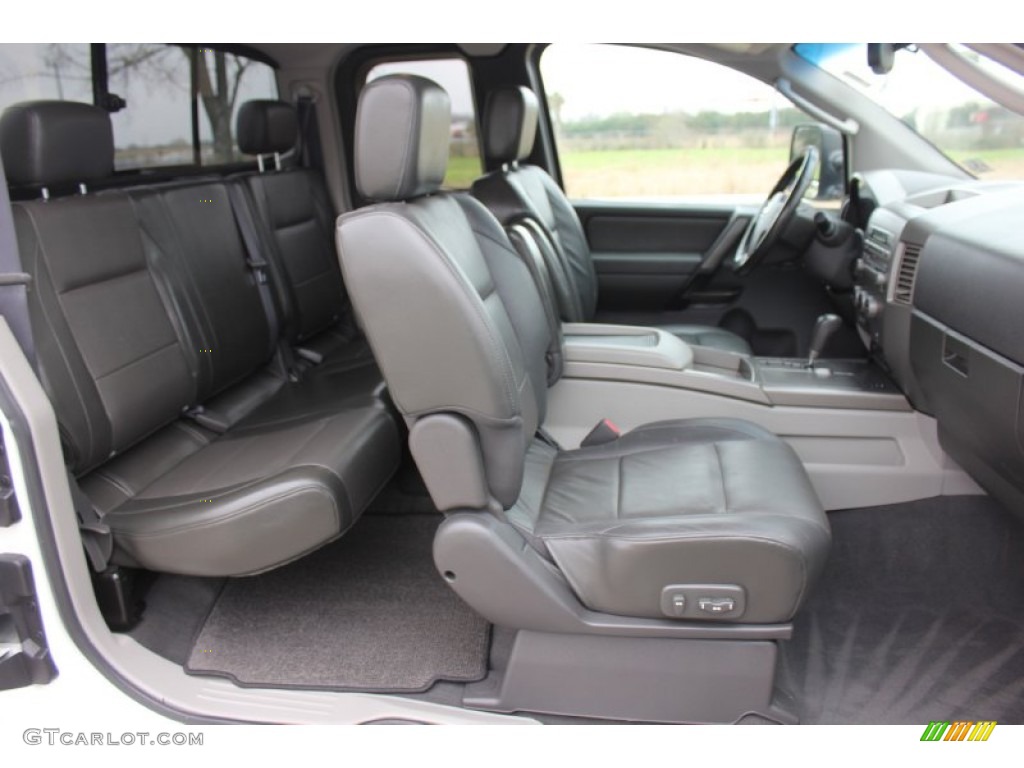 2004 Titan LE King Cab 4x4 - White / Graphite/Titanium photo #16
