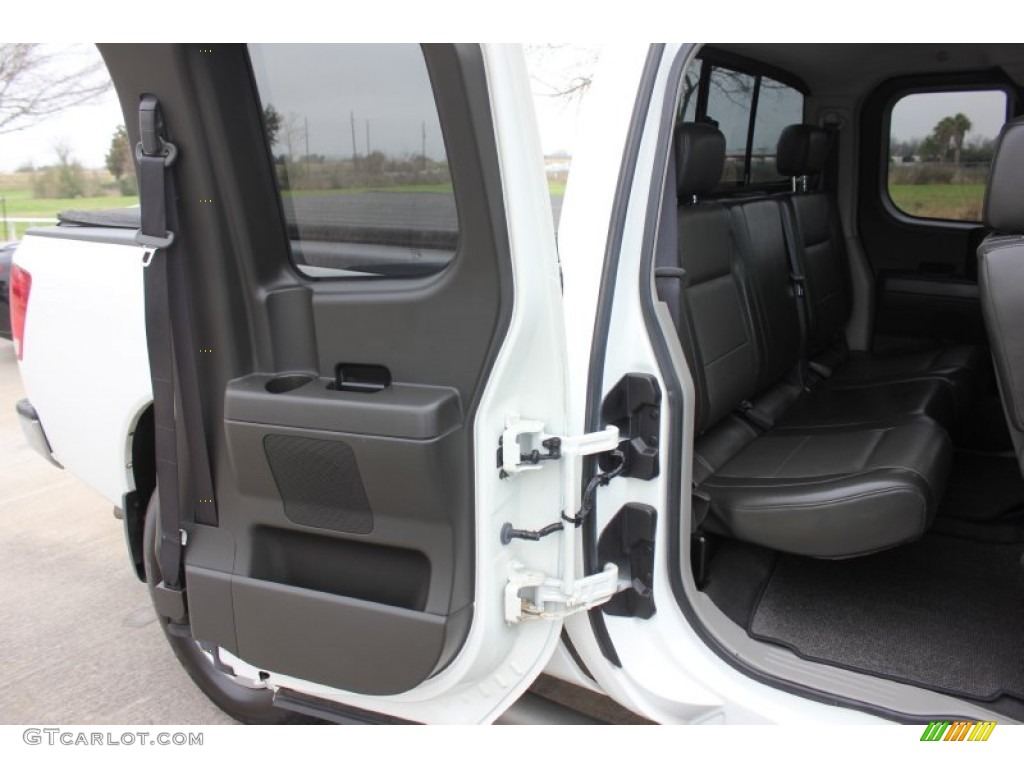 2004 Titan LE King Cab 4x4 - White / Graphite/Titanium photo #19