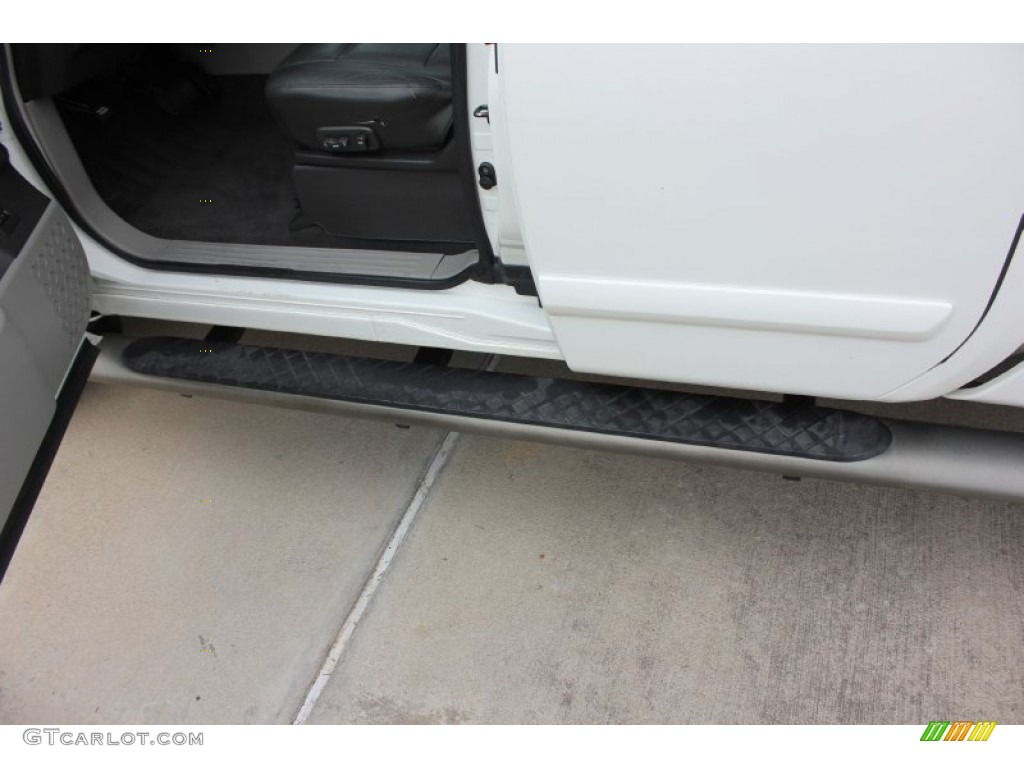 2004 Titan LE King Cab 4x4 - White / Graphite/Titanium photo #20