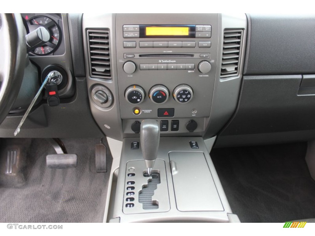 2004 Titan LE King Cab 4x4 - White / Graphite/Titanium photo #25