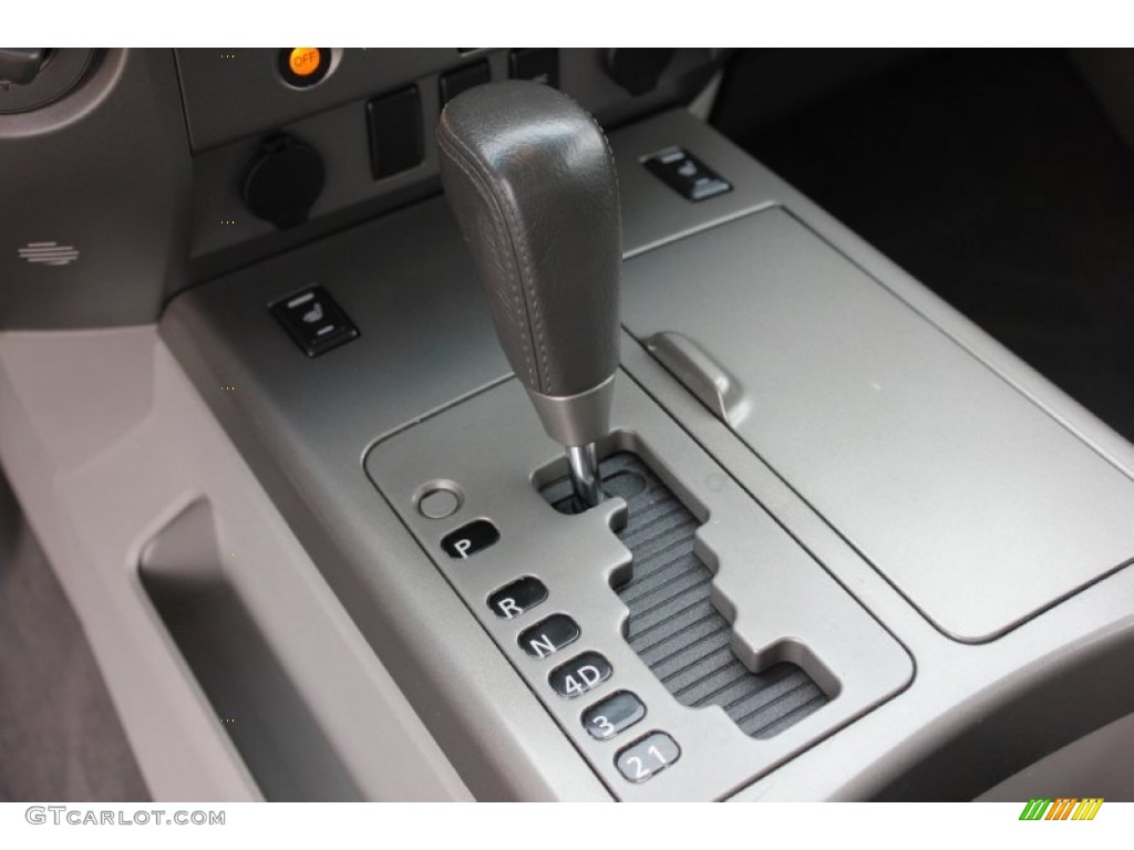 2004 Titan LE King Cab 4x4 - White / Graphite/Titanium photo #28