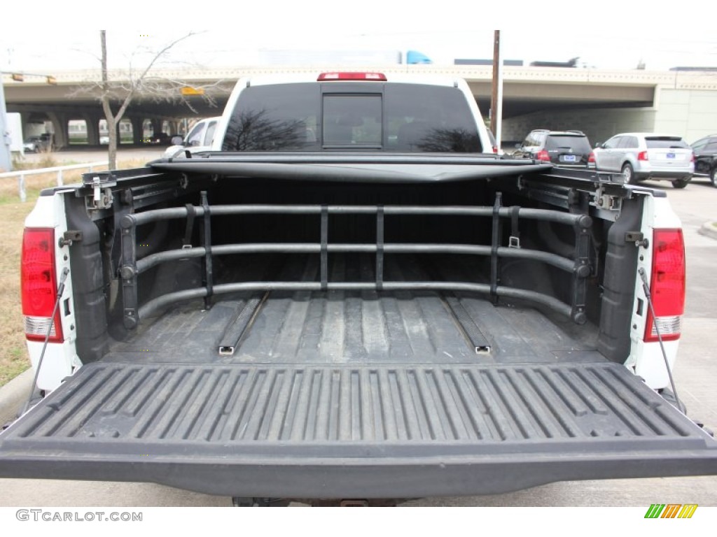 2004 Titan LE King Cab 4x4 - White / Graphite/Titanium photo #34