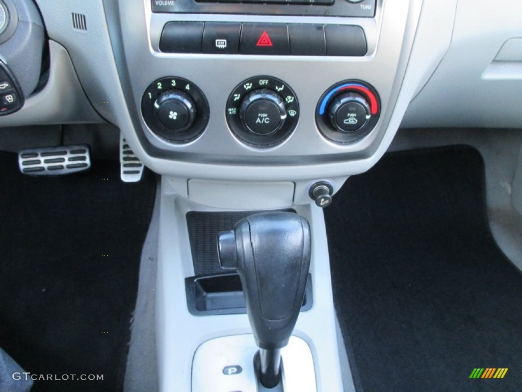 2006 Spectra SX Sedan - Clear Silver / Gray photo #35