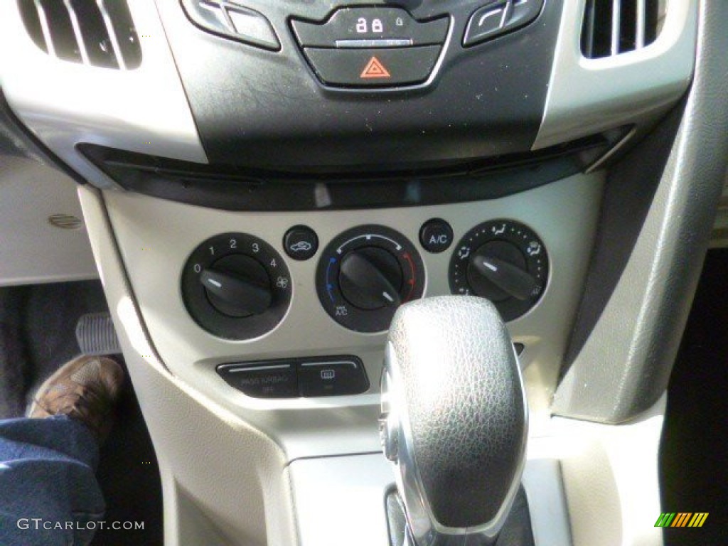 2012 Focus SE 5-Door - Ingot Silver Metallic / Stone photo #19