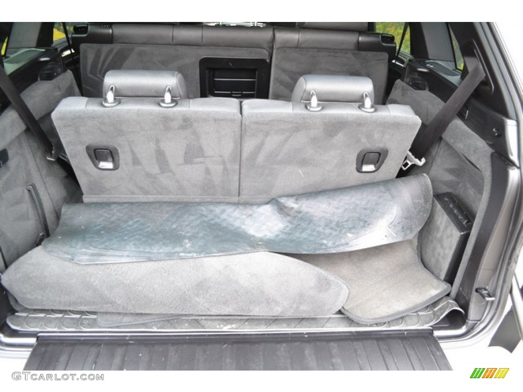 2009 BMW X5 xDrive48i Trunk Photos