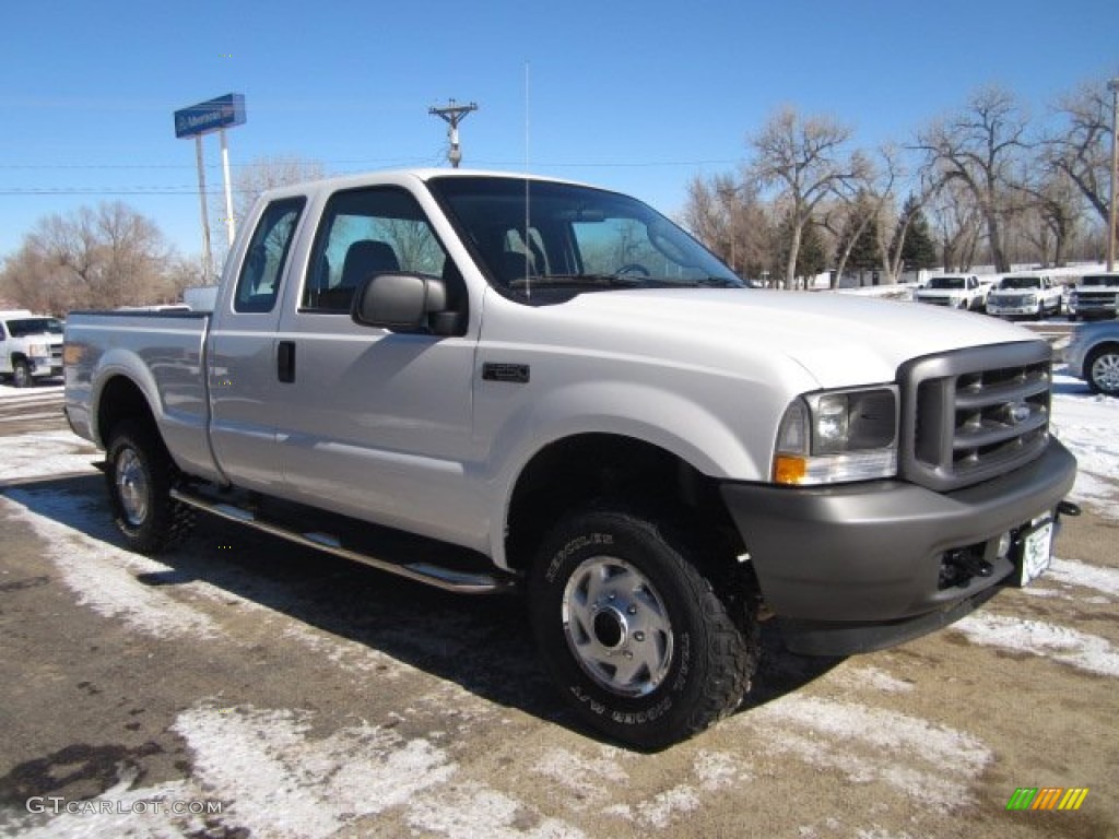 2004 F250 Super Duty XL SuperCab 4x4 - Oxford White / Medium Flint photo #2