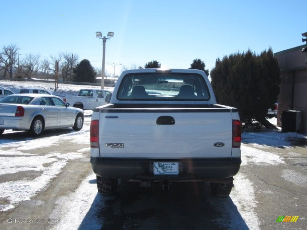 2004 F250 Super Duty XL SuperCab 4x4 - Oxford White / Medium Flint photo #17