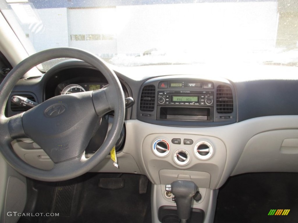 2009 Accent GLS 4 Door - Platinum Silver / Gray photo #9