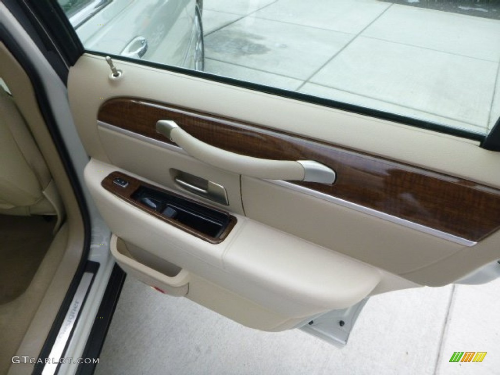 2007 Town Car Designer - Cashmere Tri-Coat / Light Camel photo #14