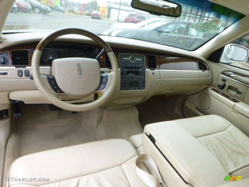 2007 Town Car Designer - Cashmere Tri-Coat / Light Camel photo #17