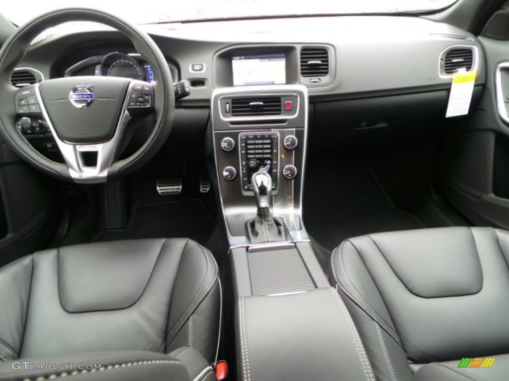 2015 Volvo V60 T6 AWD R-Design Dashboard Photos