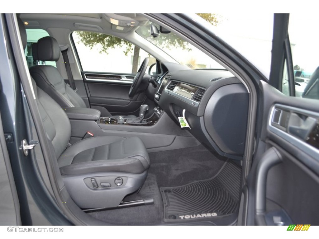 2013 Volkswagen Touareg VR6 FSI Executive 4XMotion Front Seat Photos