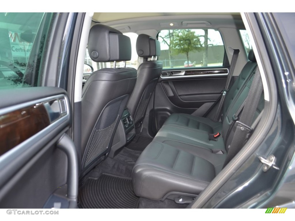 2013 Volkswagen Touareg VR6 FSI Executive 4XMotion Rear Seat Photos