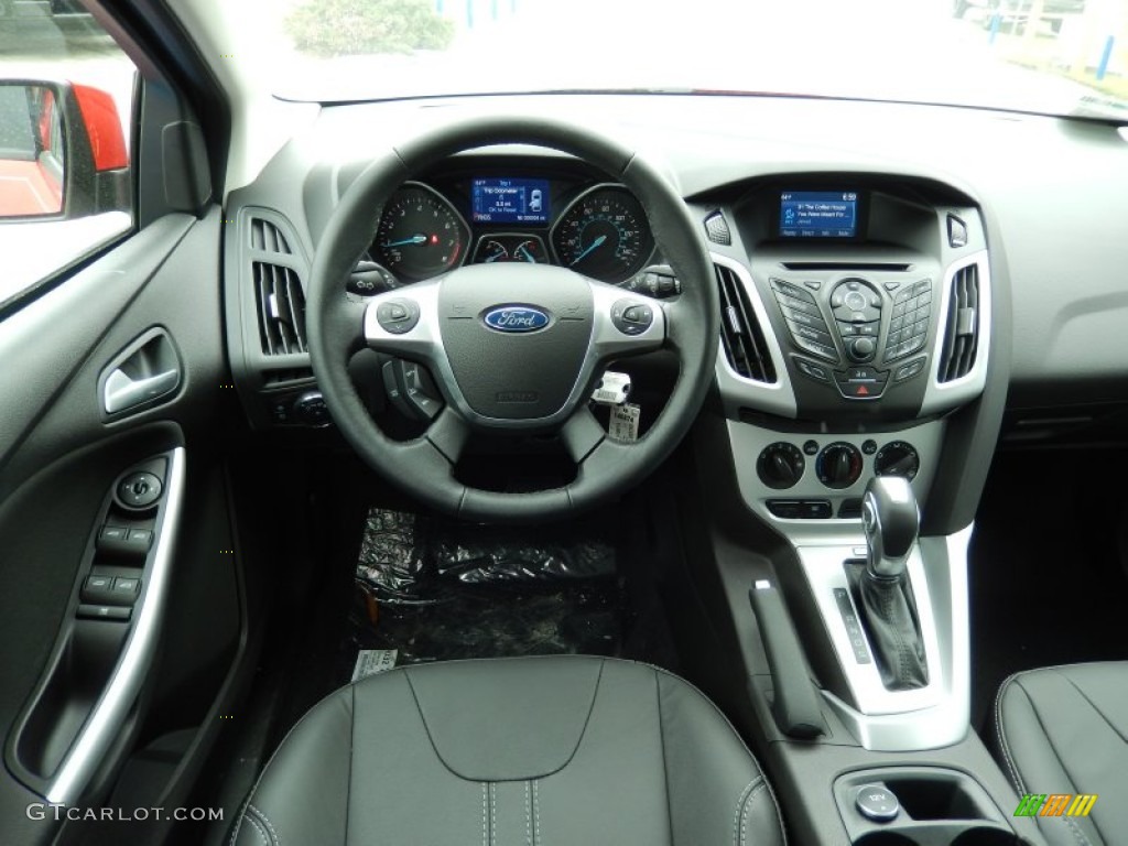 2014 Ford Focus SE Hatchback Charcoal Black Dashboard Photo #91130015