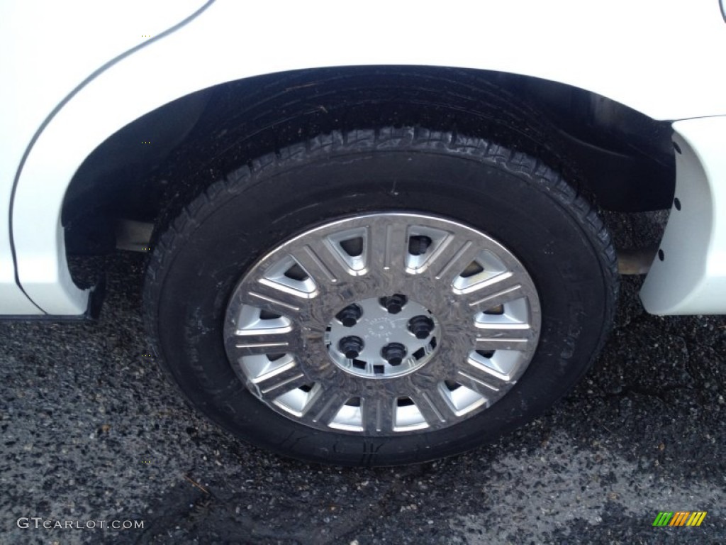 2007 Crown Victoria  - Vibrant White / Charcoal Black photo #17