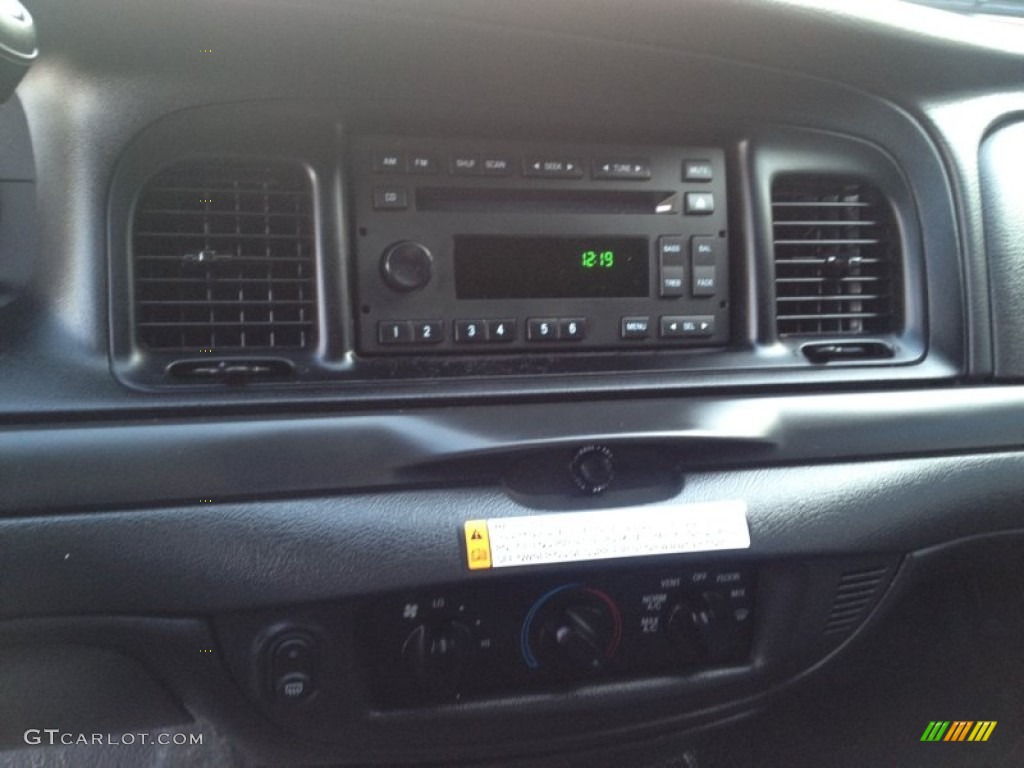 2007 Crown Victoria  - Vibrant White / Charcoal Black photo #26