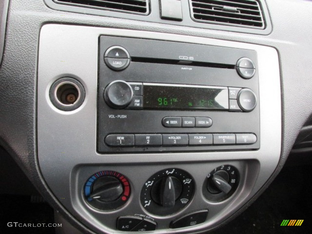 2006 Ford Focus ZX5 SES Hatchback Controls Photo #91152012