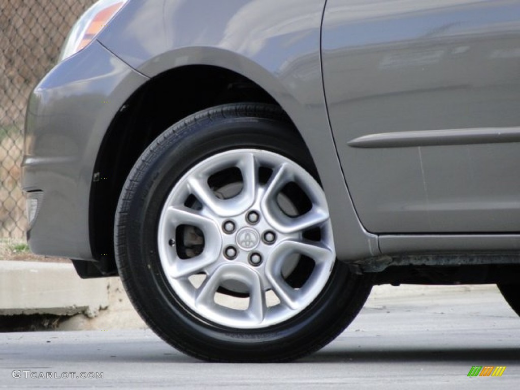 2004 Toyota Sienna XLE AWD Wheel Photos