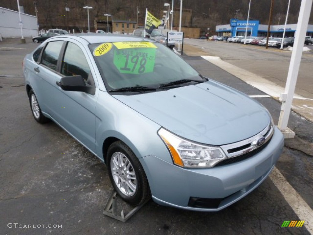 2009 Focus SE Sedan - Light Ice Blue Metallic / Charcoal Black photo #2