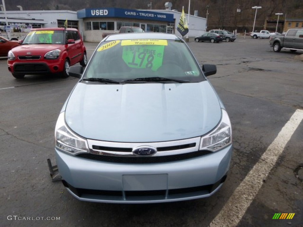 2009 Focus SE Sedan - Light Ice Blue Metallic / Charcoal Black photo #3