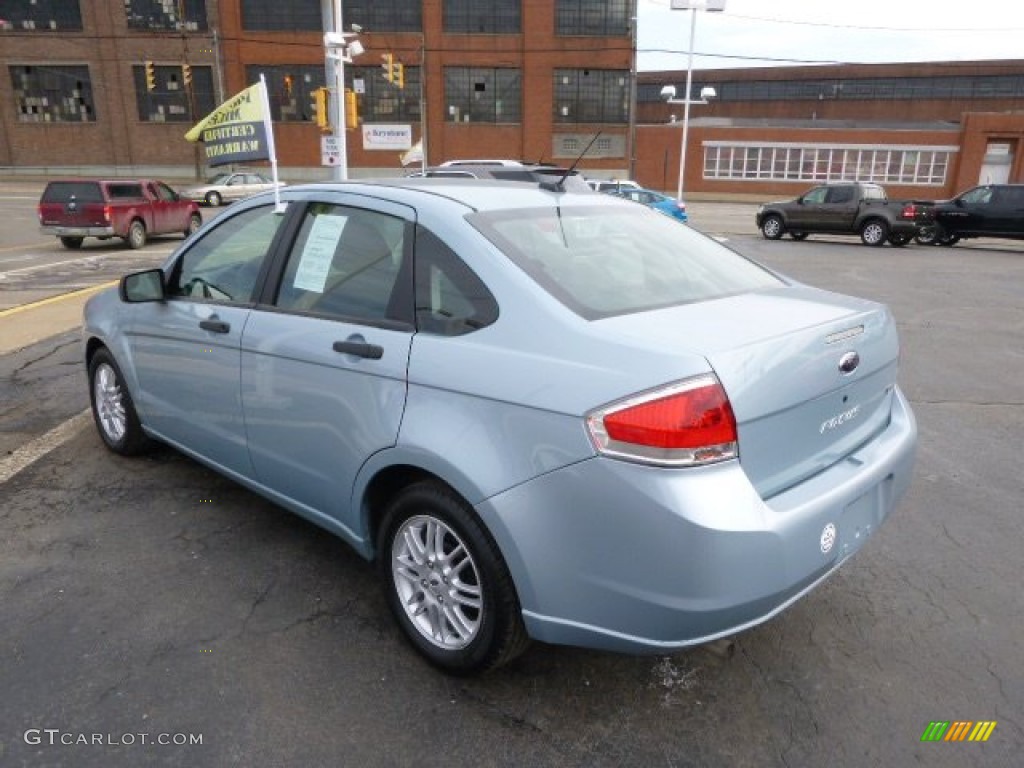 2009 Focus SE Sedan - Light Ice Blue Metallic / Charcoal Black photo #6