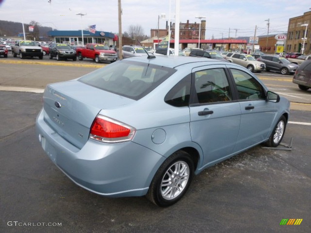 2009 Focus SE Sedan - Light Ice Blue Metallic / Charcoal Black photo #8