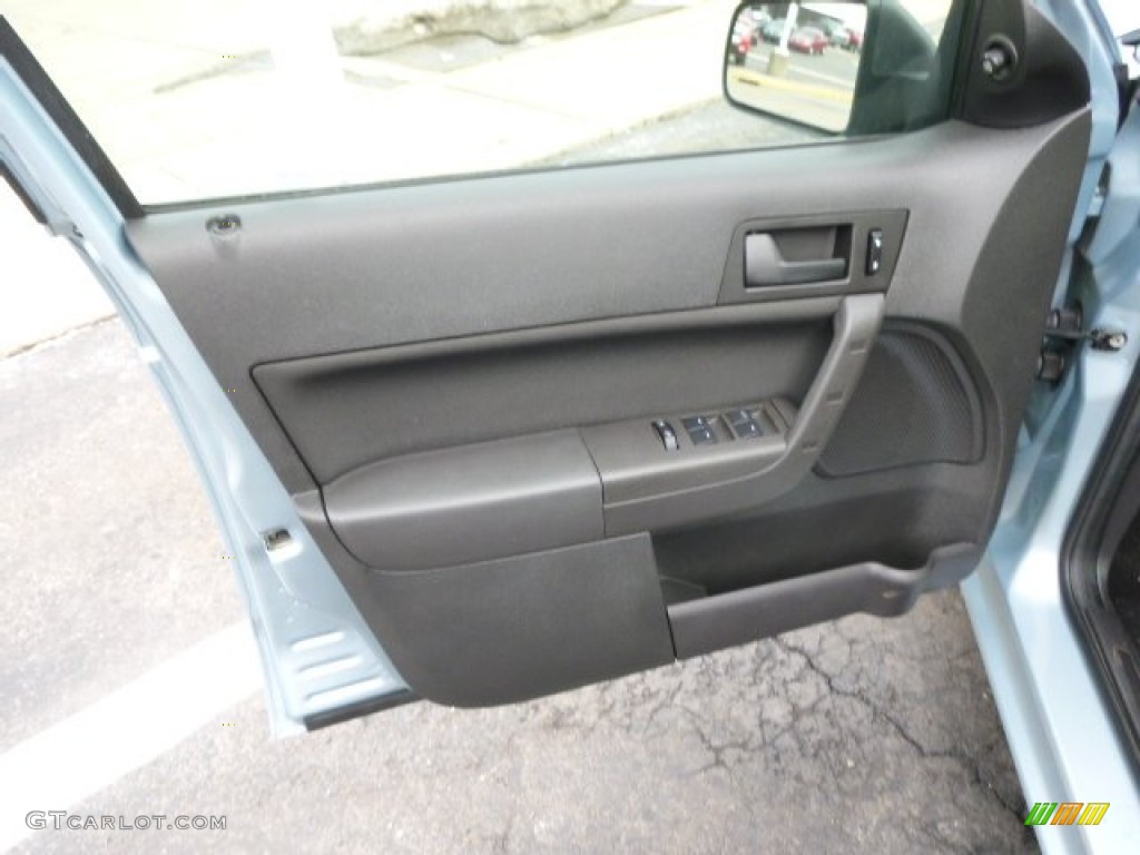 2009 Focus SE Sedan - Light Ice Blue Metallic / Charcoal Black photo #11