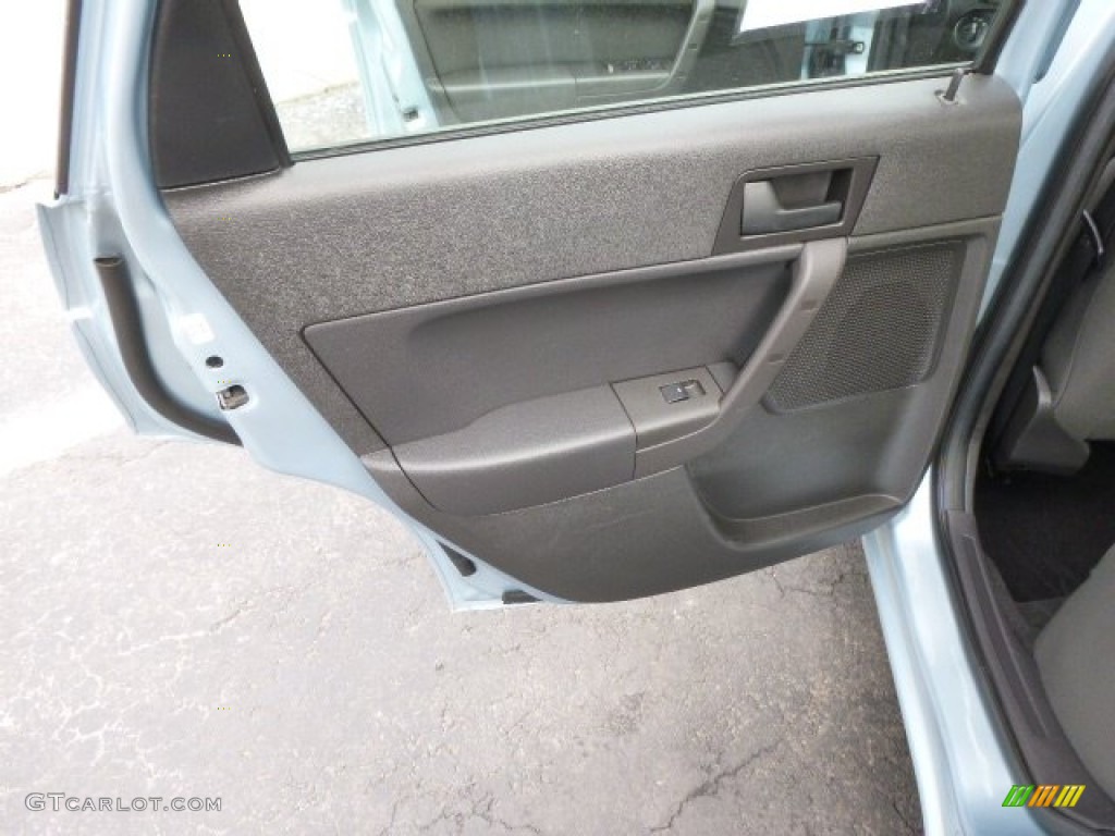 2009 Focus SE Sedan - Light Ice Blue Metallic / Charcoal Black photo #13