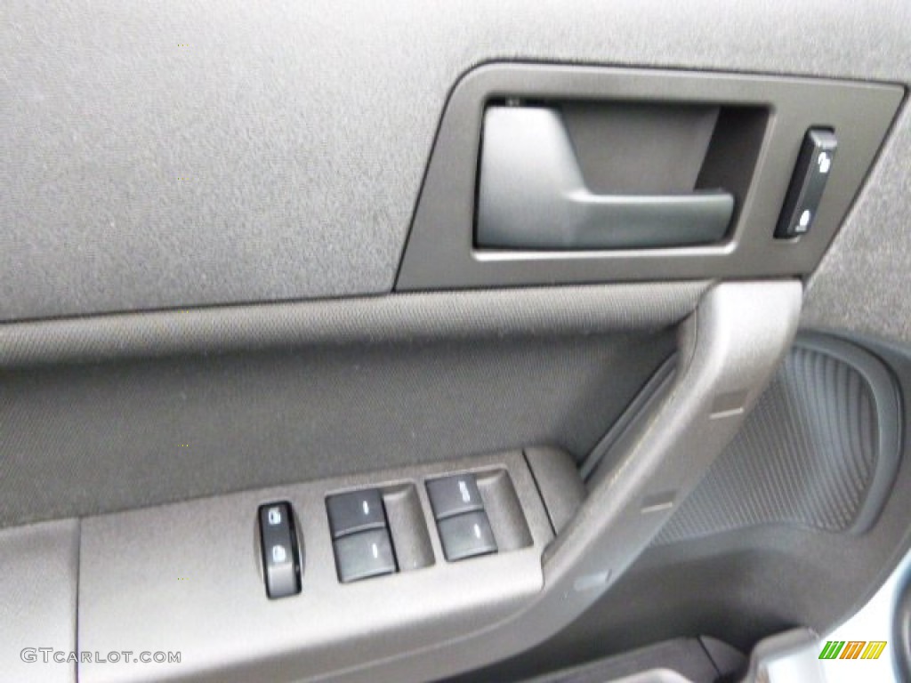 2009 Focus SE Sedan - Light Ice Blue Metallic / Charcoal Black photo #15