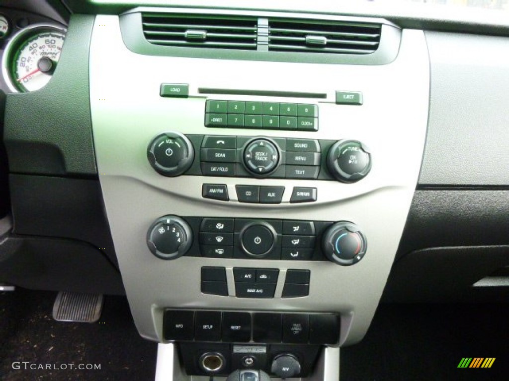 2009 Focus SE Sedan - Light Ice Blue Metallic / Charcoal Black photo #16