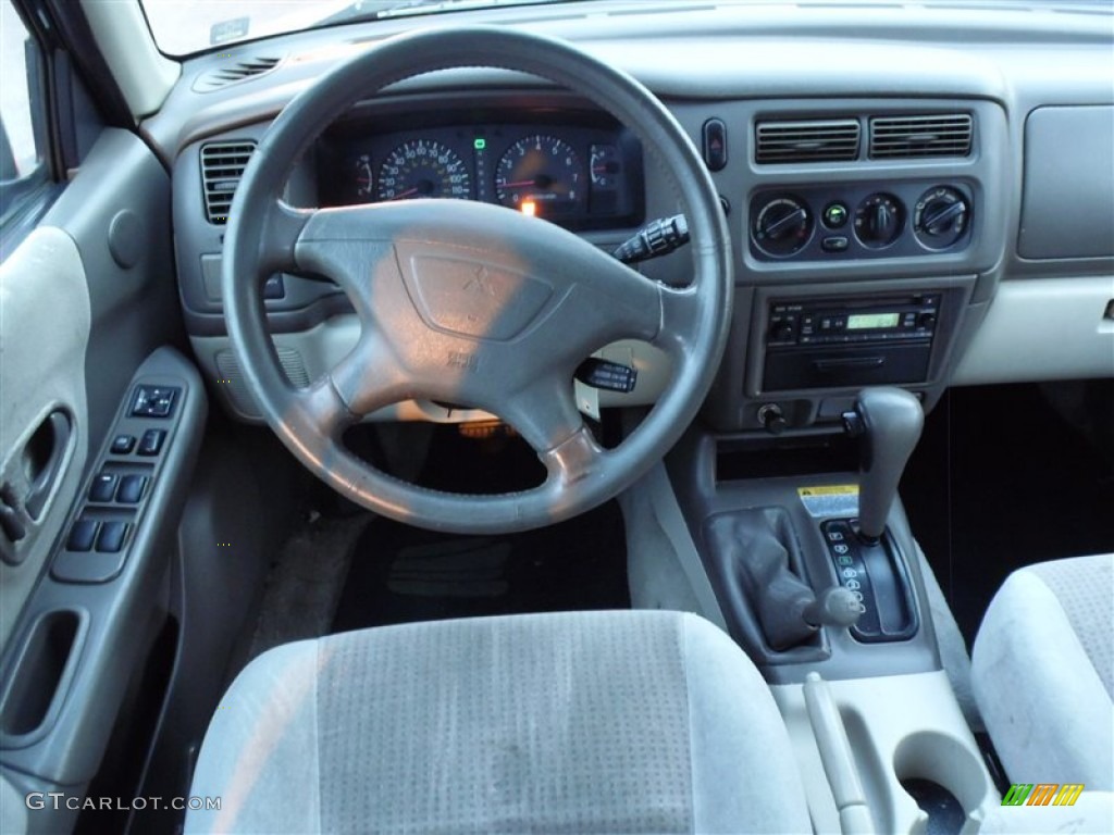 2001 Montero Sport XLS 4x4 - New Zealand Green Pearl / Gray photo #19