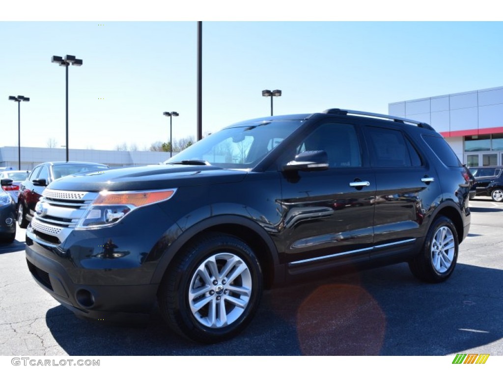 2011 Explorer XLT - Tuxedo Black Metallic / Charcoal Black photo #3