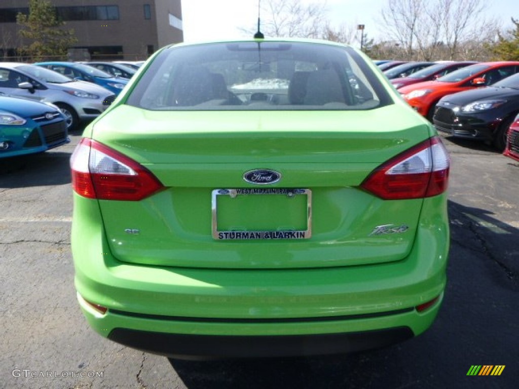 2014 Fiesta SE Sedan - Green Envy / Medium Light Stone photo #3