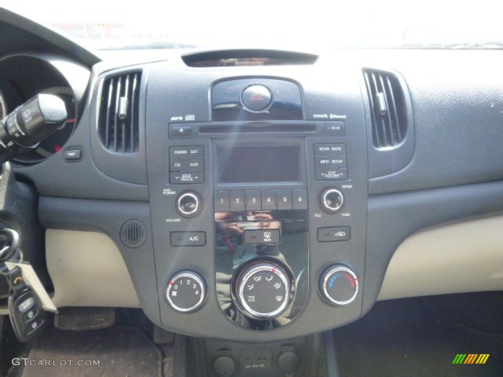 2010 Forte EX - Clear White / Coffee photo #16